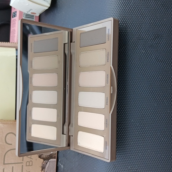 3/$30 NIB Urban Decay Naked Basics Mini Eyeshadow Palette - Picture 2 of 5